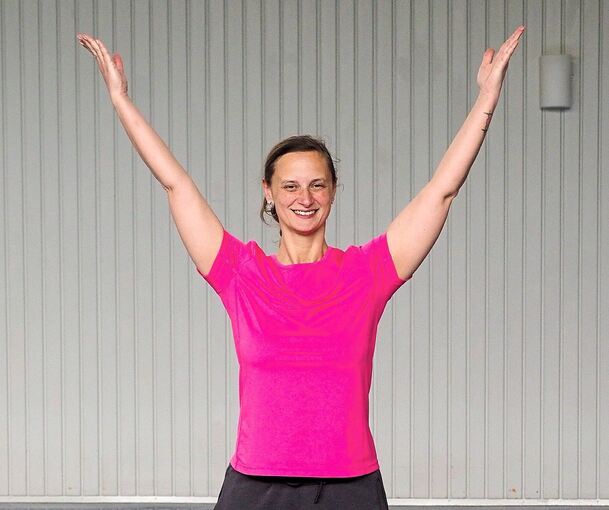 Die Remsecker Sport- und Gymnastiklehrerin Daniela Fuchs zeigt die sogenannte VW-Übung. Erst werden die Arme nach oben gestreckt. Fotos: Holm Wolschendorf