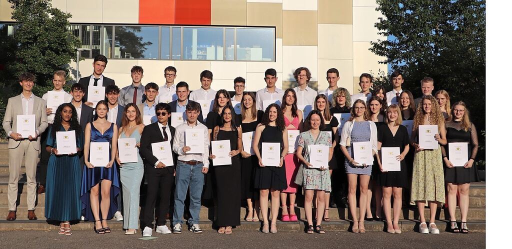 Insgesamt 38 Schülerinnen und Schüler freuen sich über ihr bestandenes Abitur am Hans-Grüninger-Gymnasium. Foto: privat