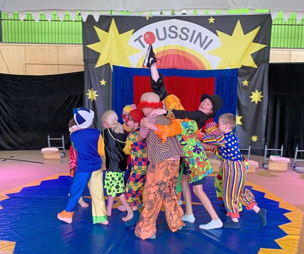 Gegen die jungen Clowns hat selbst die Zirkus-Direktorin nicht mehr auszurichten. Foto: privat