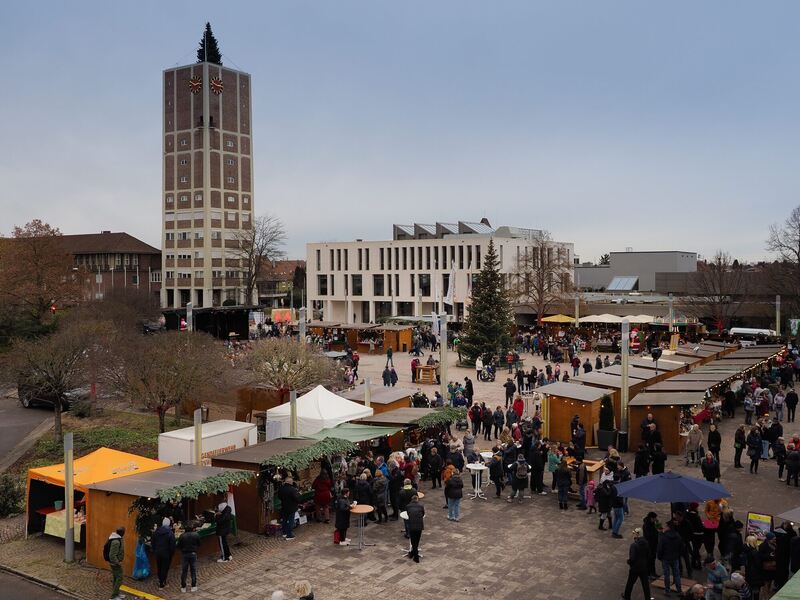 Der Kornwestheimer Weihnachtsmarkt. Im Hintergrund ist das Rathaus mit dem Weihnachtsbaum zu sehen. Foto: Holm Wolschendorf