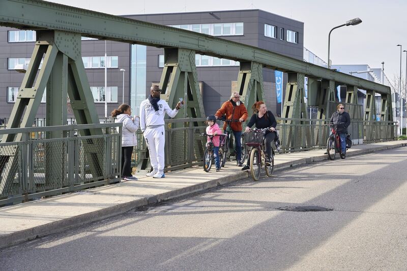 Viele Radfahrer und Passanten nutzten am Sonntag noch mal die Gelegenheit, über die Brücke zu fahren, bevor sie gesperrt wurde.
