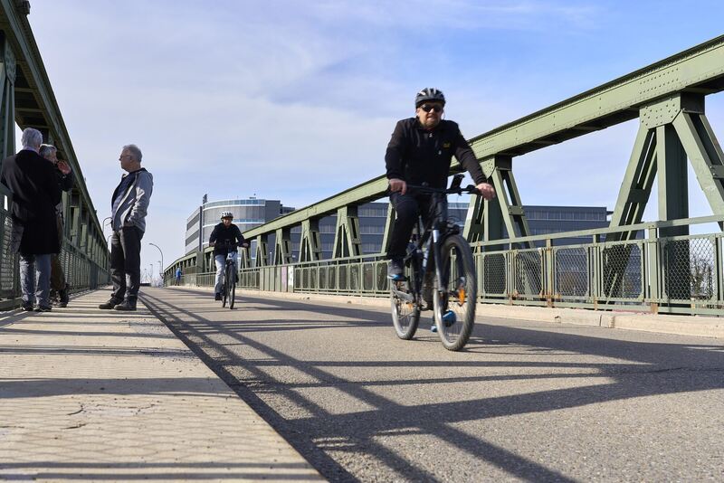 Viele Radfahrer nutzten am Sonntag noch mal die Gelegenheit, über die Brücke zu fahren. Bevor sie gesperrt wurde.