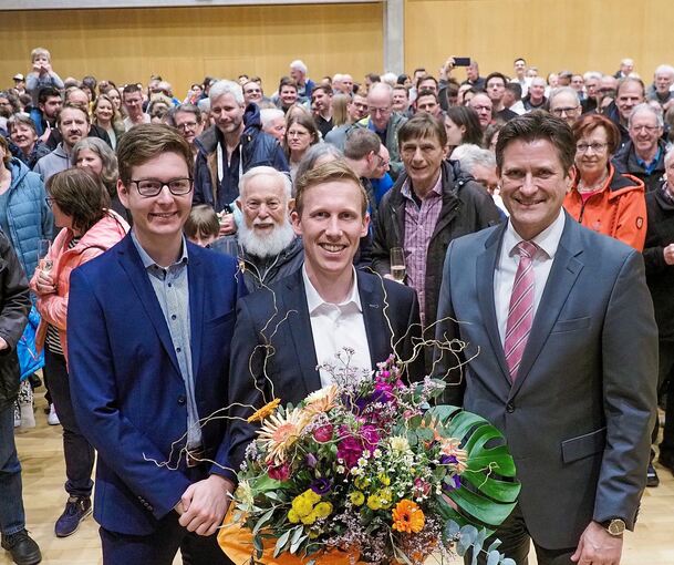Jan Hambach (Mitte) wird neuer Bürgermeister in Freiberg. Im Bild links sein Partner Christian Zielinski, rechts der nach 16 Jahren auf eigenen Wunsch scheidende Amtsinhaber Dirk Schaible. Foto: Holm Wolschendorf