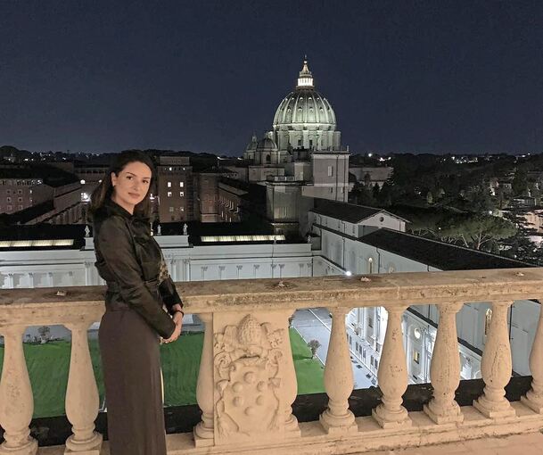 CChiara Rappazzo aus Walheim mit Blick auf die Kuppel der Petersbasilika und den Vatikan, wo sie jetzt als Kunsthistorikerin arbeitet.