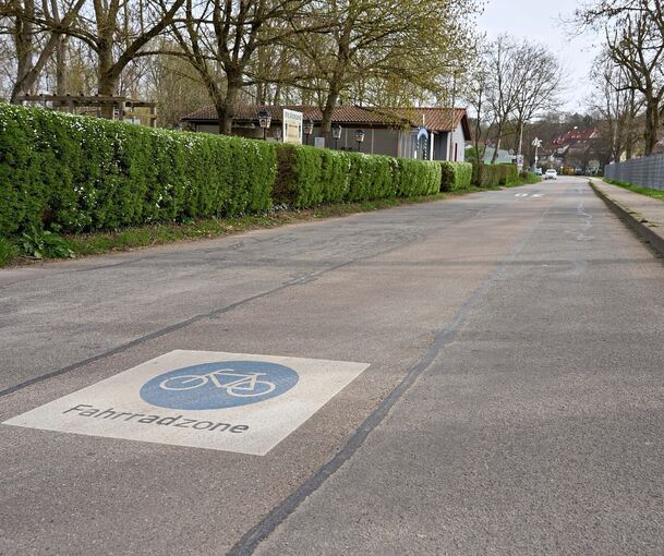 Dass es in der Talstraße in Freiberg eine Fahrradzone mit besonderen Rechten für Radler gibt, wird von vielen Autofahrern nicht realisiert. Deshalb sollen jetzt weitere Maßnahmen umgesetzt werden, die dort für mehr Verkehrssicherheit sorgen.