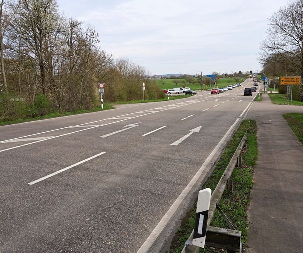 Die Linksabbiegespur auf die Autobahn 81 Richtung Heilbronn an der Anschlussstelle Pleidelsheim soll verlängert werden. Die Arbeiten auf der Brücke sollen Ende Mai beginnen.