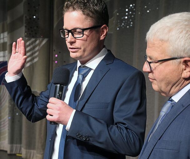 Florian Bargmann (links) wird von Bürgermeister-Stellvertreter Friedrich Köhler vereidigt.