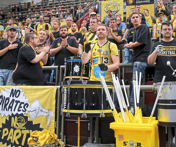 Der Riesen-Fanclub „Barock Pirates“ vermisst die Gelbe Wand. Beim Derby gegen Heidelberg soll nun die komplette Kurve wieder gelb werden.