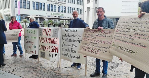 Protest der „Benzäcker“-Gegner vor der Liederhalle.