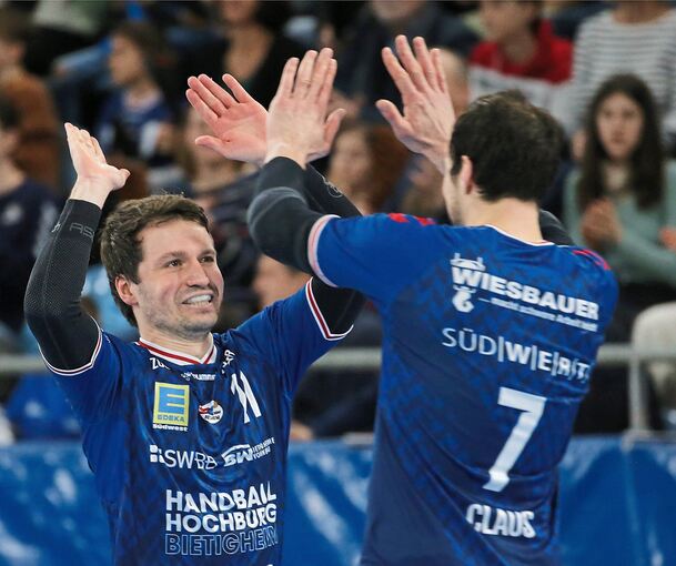 Christian Schäfer (links) und Dominik Claus wissen, wie ein Aufstieg in die 1. Handball-Bundesliga gefeiert wird.