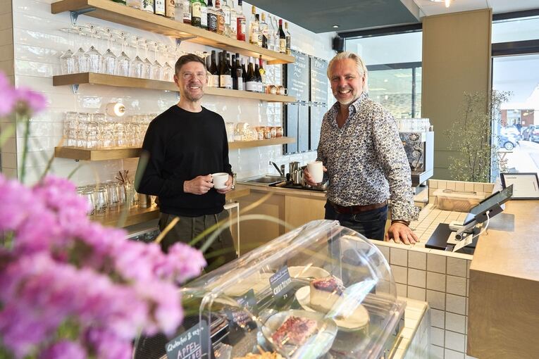 Nico Hofmann (links) und Bernie Ullrich haben sich mit der Eröffnung der Foodbar "Aquarium" einen Traum erfüllt.