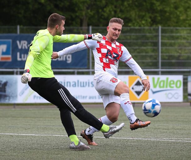 Nicht aufzuhalten: Tim Hoffmann gegen Croatias Torjäger Zvonimir Zivic (rechts).