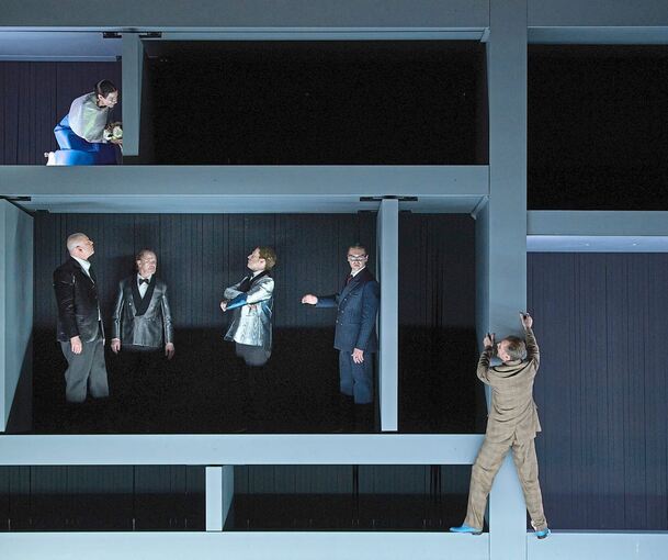 Wie eingesperrt agieren die Protagonisten des Librettos „Der Doppelgänger“ in einem Container mit beweglichen Kammern.