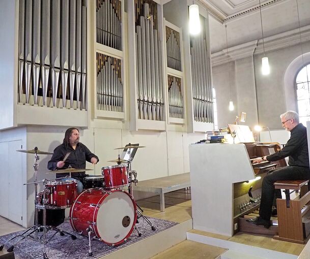 Rockmusik in der Kirche: Alex Wittmann (Schlagzeug) und Mario Kröger (Orgel) beweisen, wie gut das geht.