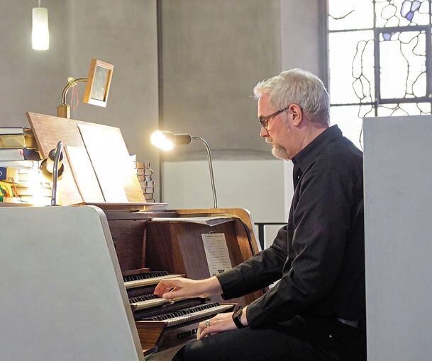 Mario Kröger konzentriert an der Orgel.