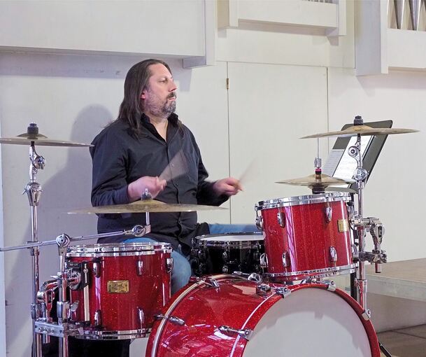 Alex Wittmann zelebriert ein zupackendes Schlagzeugspiel.