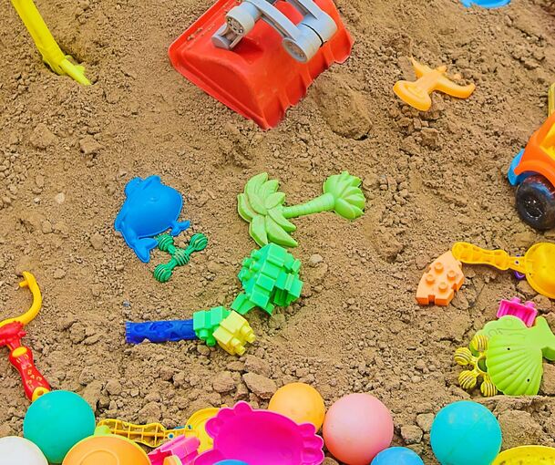 Die Kinder im Förderprogramm sollen in einem Sandkasten mit Miniaturfiguren und anderen Materialien spielen und so ihre Gefühle zum Ausdruck bringen.