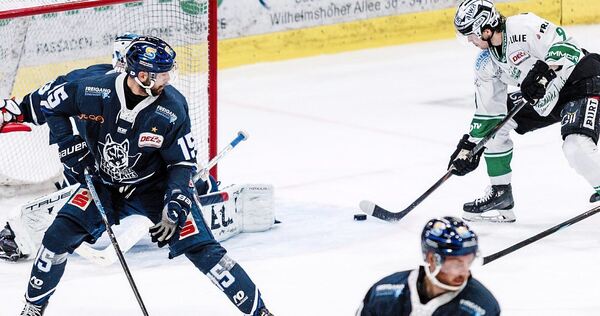 Die Entscheidung: Bietigheims Brett Kemp (rechts) trifft in der Verlängerung.