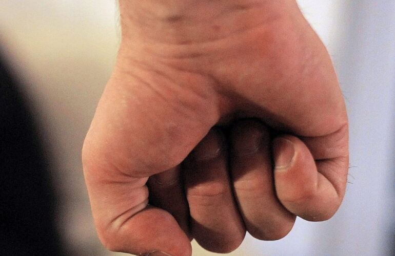 Es kam auch zu einer handgreiflichen Auseinandersetzung. Es kam auch zu einer handgreiflichen Auseinandersetzung.