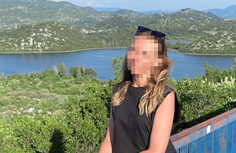 Als Martin Werner auf einem Datingportal Zarina kennenlernt, verliebt er sich. Immer wieder erhält er angeblich private Fotos. Als Martin Werner auf einem Datingportal Zarina kennenlernt, verliebt er sich. Immer wieder erhält er angeblich private Fotos.