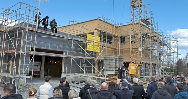 Ende März feierte Fensterbau Jung Richtfest für den Neubau in der Franz-Lutz-Straße in Erligheim. Ende März feierte Fensterbau Jung Richtfest für den Neubau in der Franz-Lutz-Straße in Erligheim.