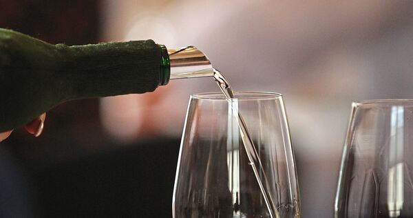 Jungwinzer schenken im Pop-Up-Store Wein aus.
