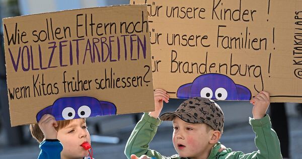 Zwei junge Teilnehmer des Aktionstages „Kita-Kollaps“: In den Städten und Gemeinden des Kreises werden gerade Einrichtungen geschlossen oder infrage gestellt.