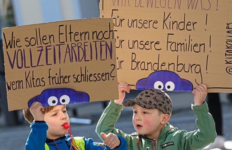 Zwei junge Teilnehmer des Aktionstages „Kita-Kollaps“: In den Städten und Gemeinden des Kreises werden gerade Einrichtungen geschlossen oder infrage gestellt.