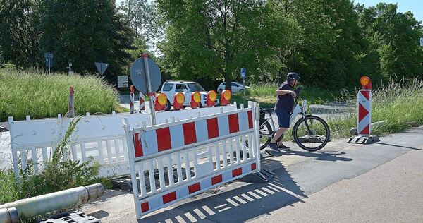 Freie Fahrt für die Radler: Die Absperrungen wurden auf die Seite geschoben. Am linken Bildrand sind die abgetrennten Rohrstücke zu sehen.