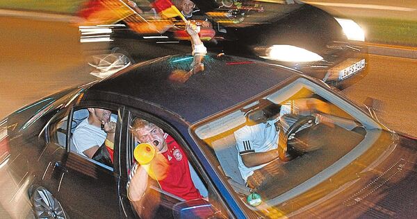 Wird es bei der Fußball-WM Bilder wie diese geben? Die Polizei geht davon aus, dass bei Erfolgen der deutschen und türkischen Nationalmannschaft Autokorsos und Jubelfeiern stattfinden werden.
