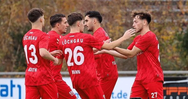 Haben die Hoffnung auf den Aufstieg trotz vieler Ausfälle nicht aufgegeben: Die Fußballer des FV Löchgau um Benjamin Hamann (r.).