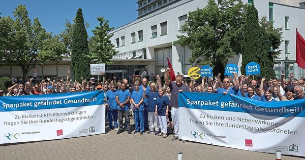 Mehr als 80 Menschen protestieren am Ludwigsburger Klinikum gegen das Sparpaket der Bundesregierung.