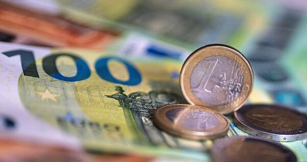 Die Unbekannten stahlen 120 Euro Bargeld. Die Unbekannten stahlen 120 Euro Bargeld.