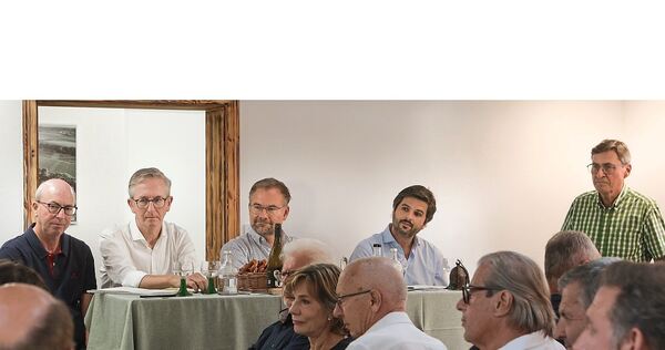 Nachdenkliche Mienen beim Stammtisch (von links): Michael Ottenbacher, Christian Ottenbacher, Axel Dolezal, Daniel Christof und Nachdenkliche Mienen beim Stammtisch (von links): Michael Ottenbacher, Christian Ottenbacher, Axel Dolezal, Daniel Christof und Gastgeber Herbert Müller.