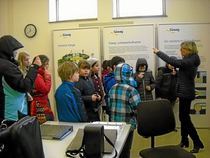 Birgit Feltl von der Süwag zeigt den Grundschülern, wie das Kraftwerk funktioniert.