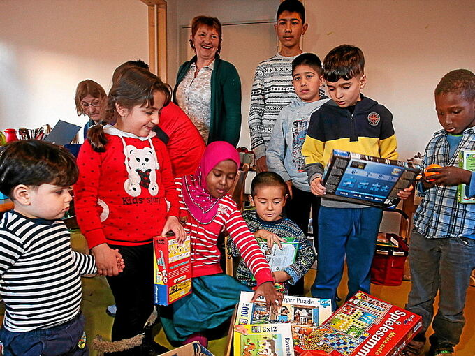 Flüchtlingskinder freuen sich über Geschenke