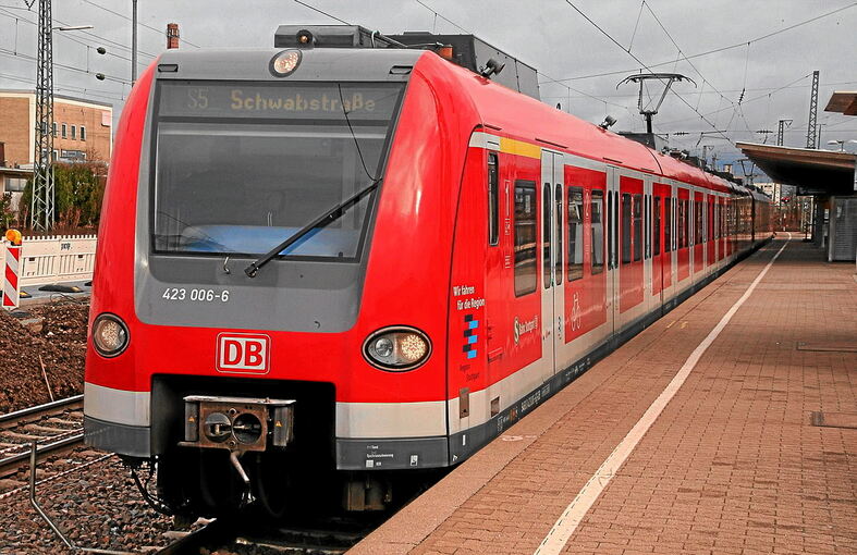 350_0900_15111_COKRFreisteller_S_Bahn_mit_Steg_und_Gleis.jpg
