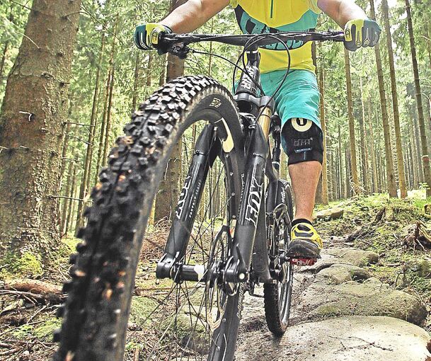 Damit die Mountainbiker nicht wild durchs Gelände fahren, will die Gemeinde Oberstenfeld einen weiteren legalen Trail ausweisen. Archivfoto: Jan Woitas/dpa