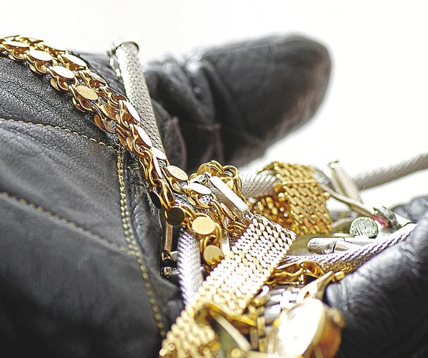 Die Trickdiebe haben eine Goldkette geklaut.