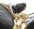 Die Trickdiebe haben eine Goldkette geklaut.