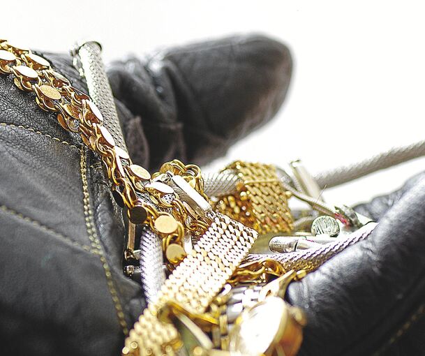Eine unbekannte Diebin stahl in Gerlingen die Goldkette einer 88-Jährigen. Eine unbekannte Diebin stahl in Gerlingen die Goldkette einer 88-Jährigen.