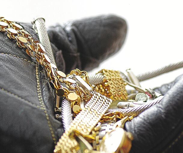 Trickdiebe haben eine Goldkette gestohlen.
