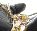 Trickdiebe haben eine Goldkette gestohlen.