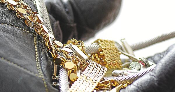 Trickdiebe haben eine Goldkette gestohlen.