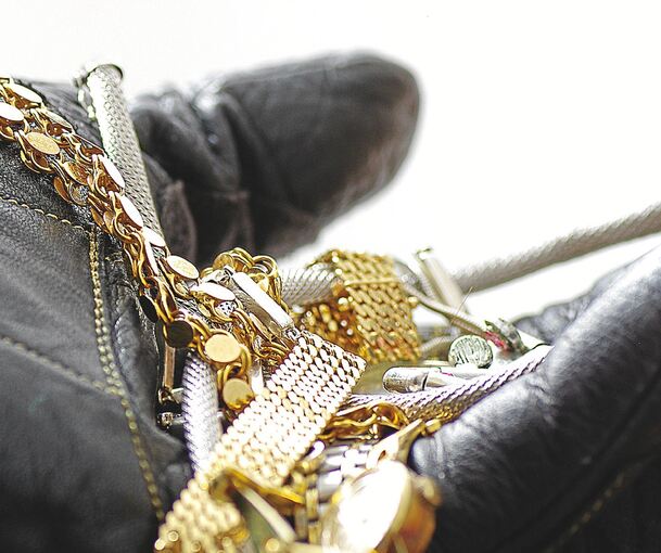 Die Trickdiebe hatten es auf Schmuck abgesehen. Die Trickdiebe hatten es auf Schmuck abgesehen.