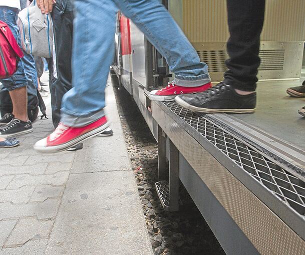 Ungewöhnlich groß ist die Lücke zwischen dem Bahnsteig in Ludwigsburg und den S-Bahnen. Für eine Verbesserung gibt es nun ein Datum.