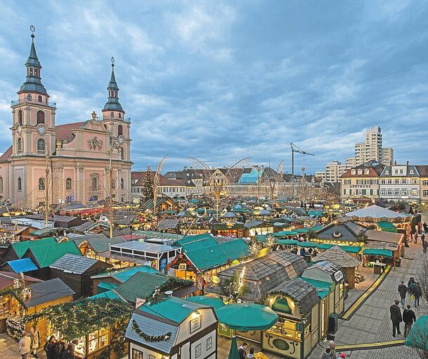 Kein Weihnachtsmarkt auf dem Ludwigsburger Marktplatz. Lediglich die Lichter-Engel werden aufgestellt. Archivfoto: Holm Wolschendorf