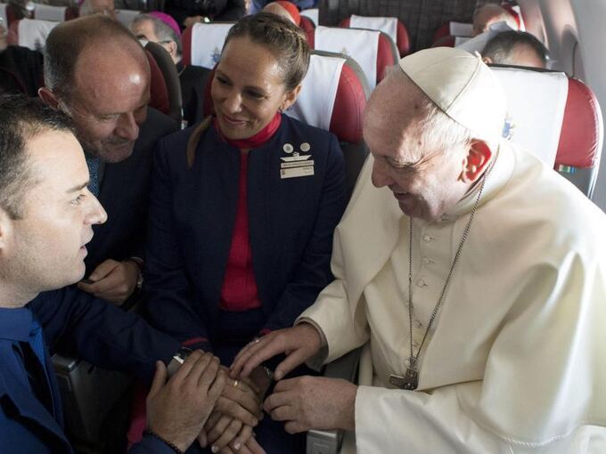Papst Franziskus traut Steward und Stewardess