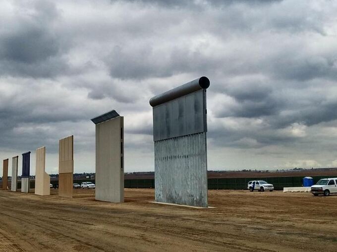 Prototypen von Trumps Mauer