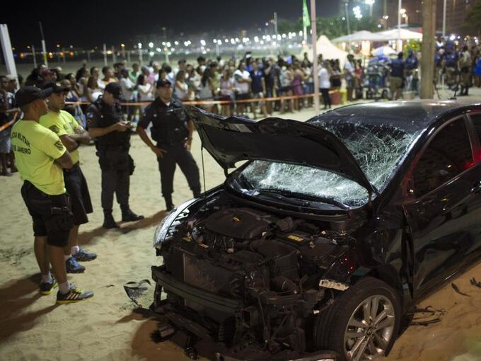 Auto fährt an der Copacabana in Menschenmenge